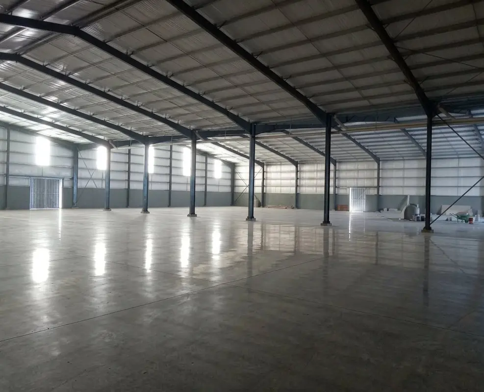 Piso de hormigón llaneado para depósito logístico en Rosario