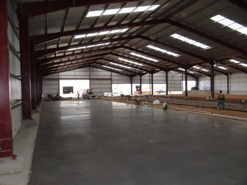 Piso de hormigón industrial terminado en galpón logístico Rosario